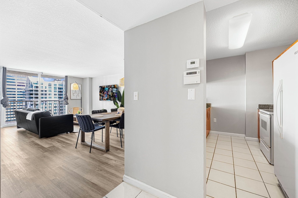 Condo, 2 Bedrooms, Partial Ocean View photo 3