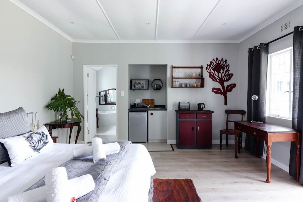 Double Room, 1 King Bed, Garden View photo 2