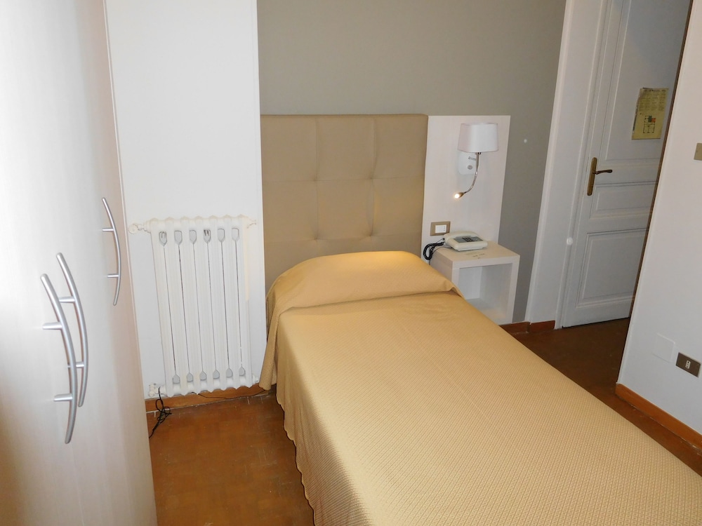 Basic Single Room, 1 Twin Bed NO A/C photo 2