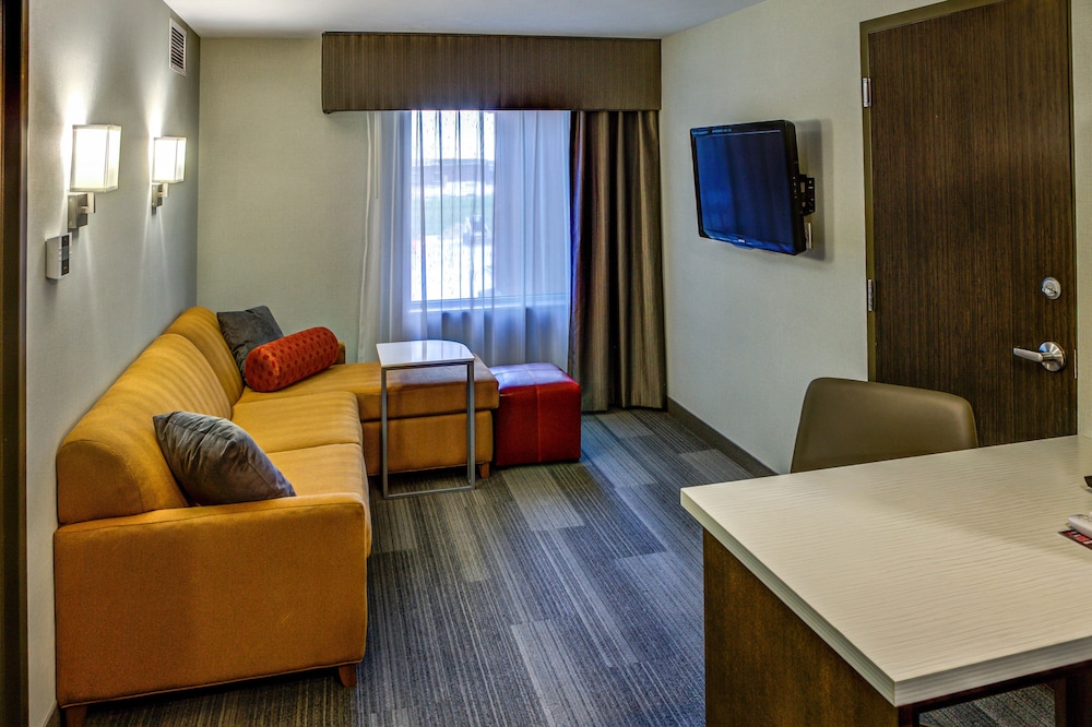 Suite, 1 King Bed, Accessible, Bathtub (Mobility & Hearing, 2 Rooms, Sofa) photo 3