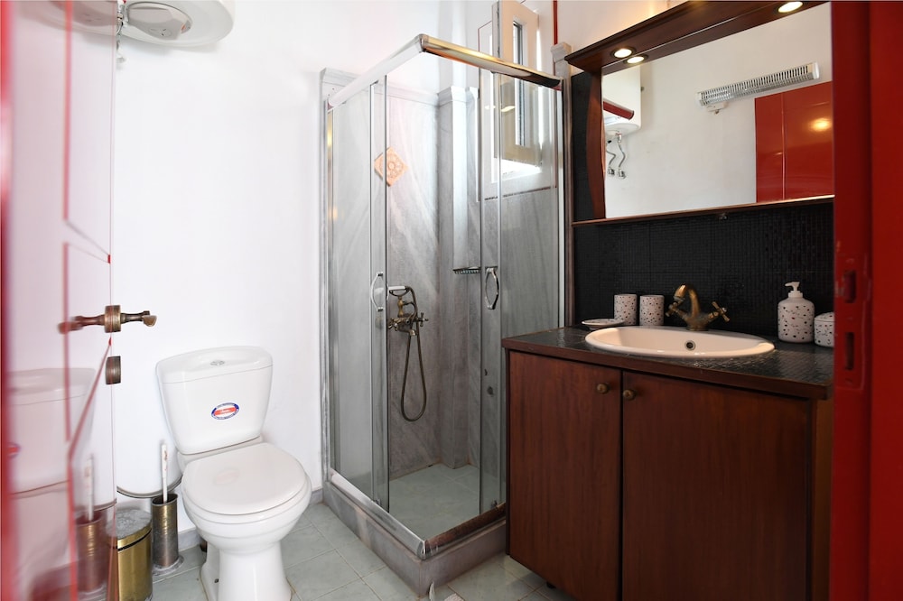 Basic House, 2 Bedrooms photo 3