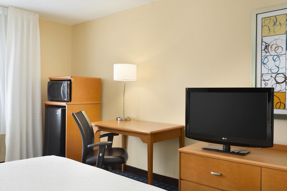 Room, 1 King Bed (Mobility/Hearing Access, Roll-in Shwr) - Photo 2