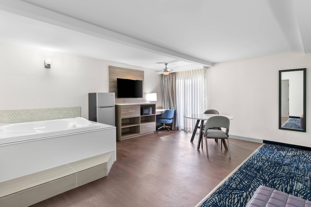 Suite, 1 King Bed, Non Smoking, Hot Tub - Photo 4