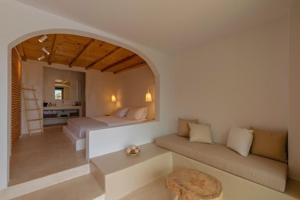 Deluxe Suites with Sea View (2 types) - Photo 6