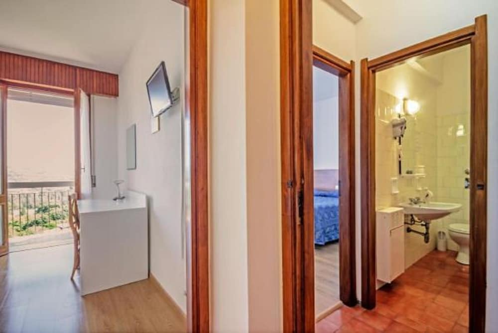 Family Quadruple Room, 2 Bedrooms photo 3