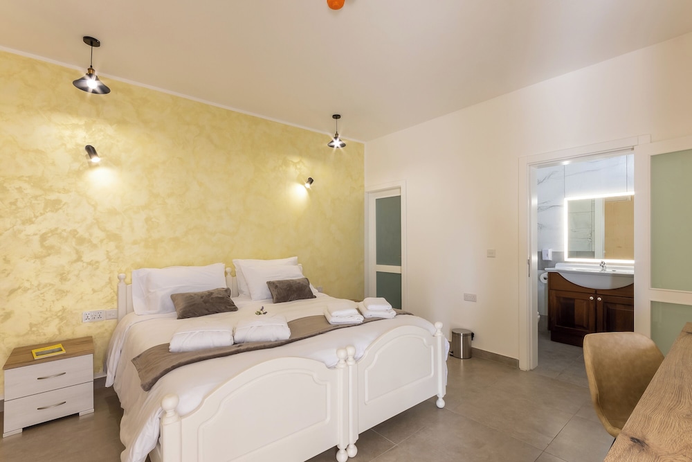 Family Studio, Sea View (Ta'Battista B&B with pool Id-Dwejra)