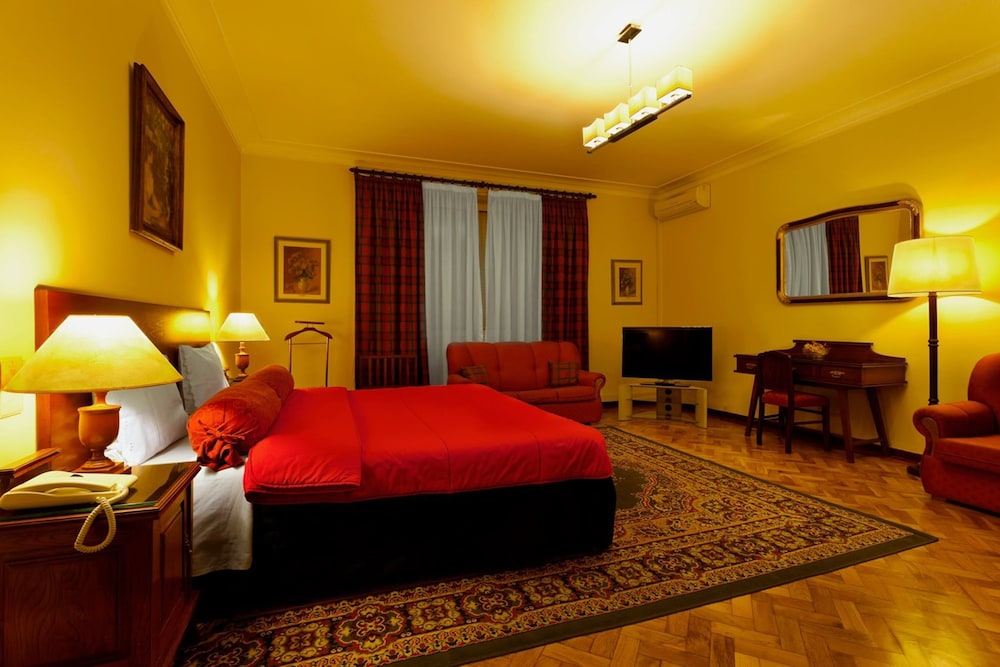 Room, 1 King Bed thumbnail 5
