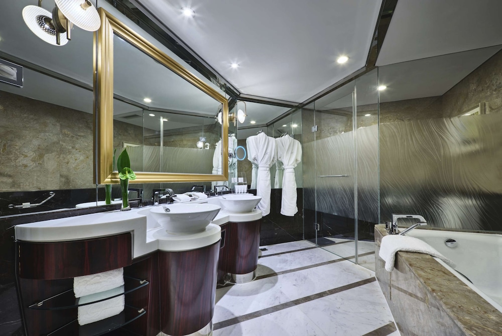 Club Bund View King Room thumbnail 5