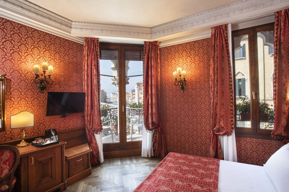 Superior Room, Balcony, Canal View photo 2