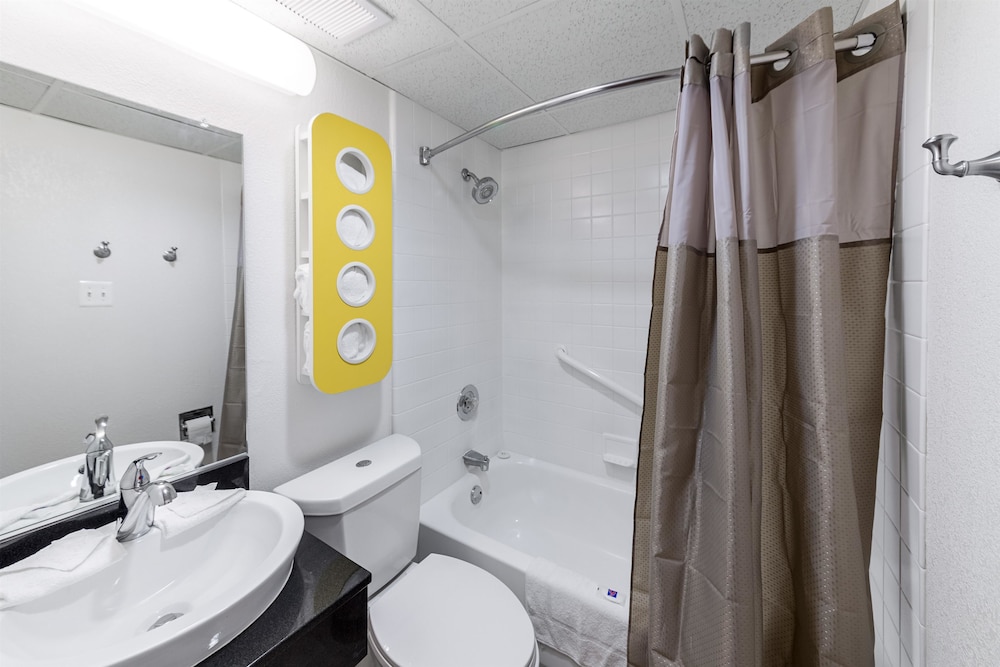 Standard Room, 2 Double Beds, Non Smoking - Photo 15