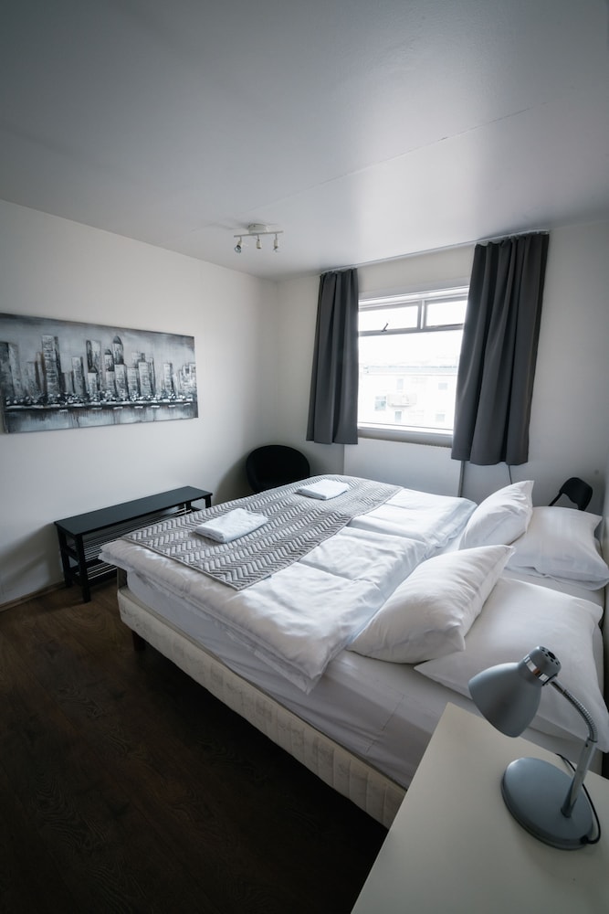 City Apartment, 3 Bedrooms photo 3