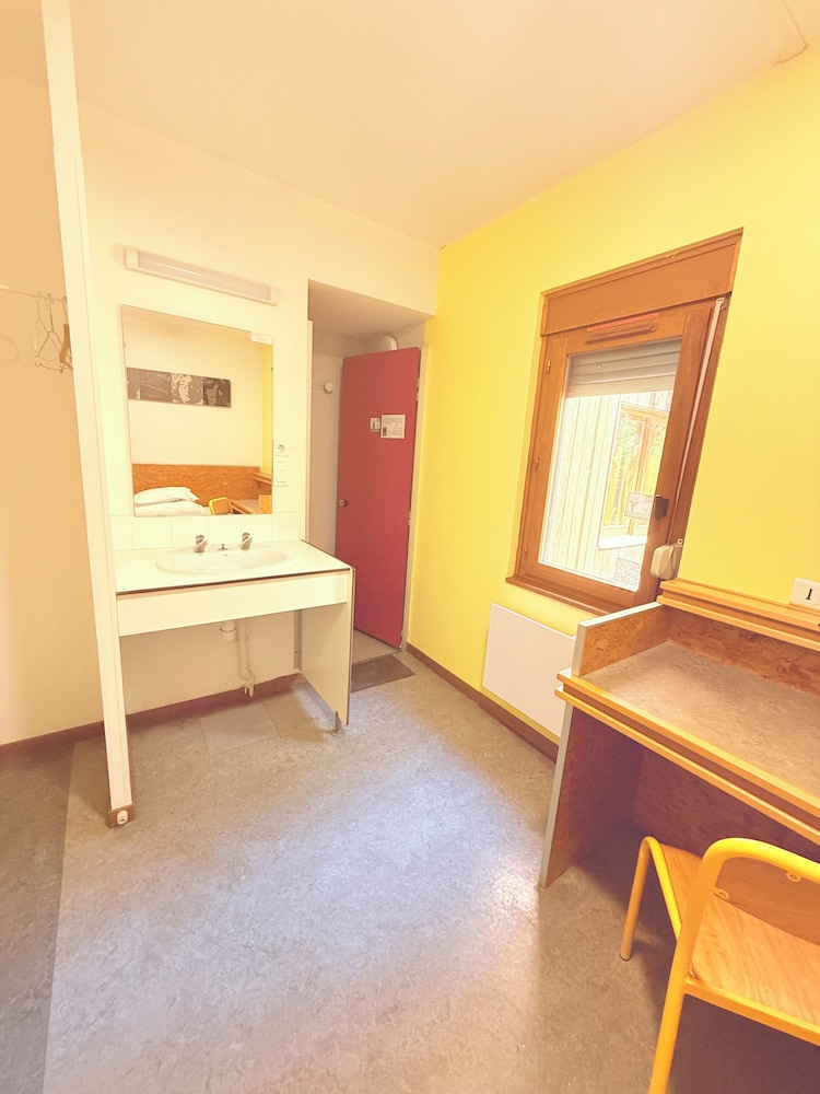 Single Room with Ensuite Shower - Shared Toilets photo 3