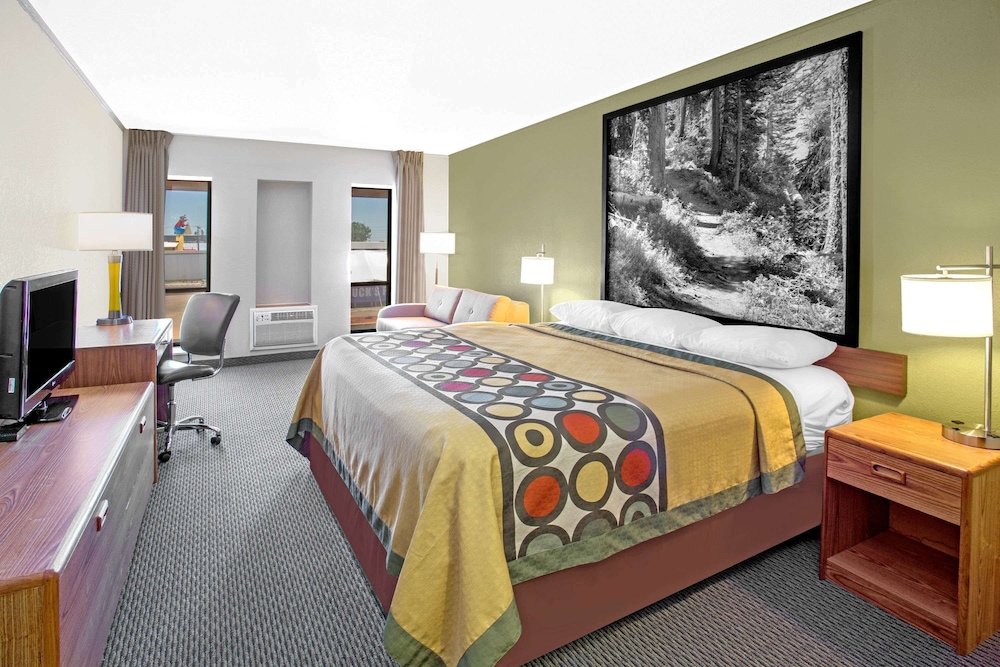 Suite, 1 King Bed, Non Smoking photo 3