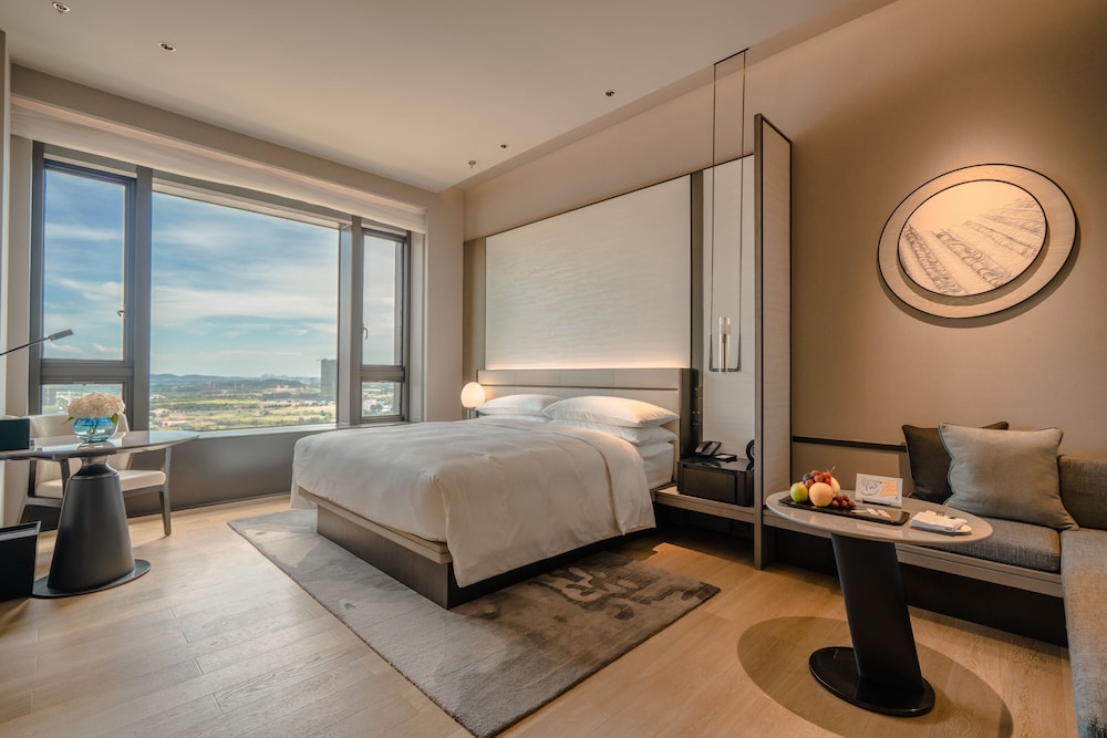Room, 1 King Bed, City View - Photo 6