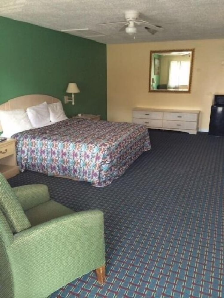 Basic Room, 1 King Bed, Non Smoking photo 1
