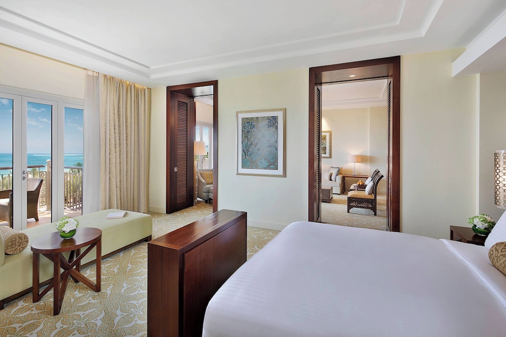 Suite, 1 King Bed, Garden View (Balcony) thumbnail 6
