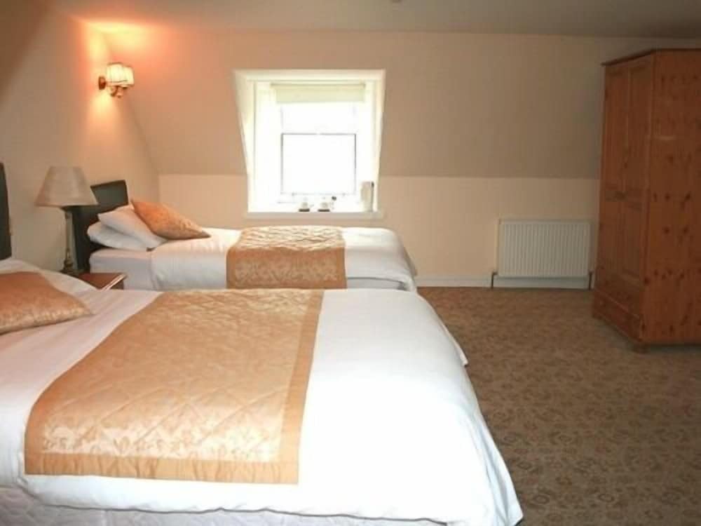 Standard Quadruple Room, Ensuite (Autumn Room) photo 2
