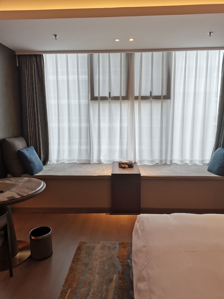 Deluxe Room, 1 King Bed, Non Smoking photo 3