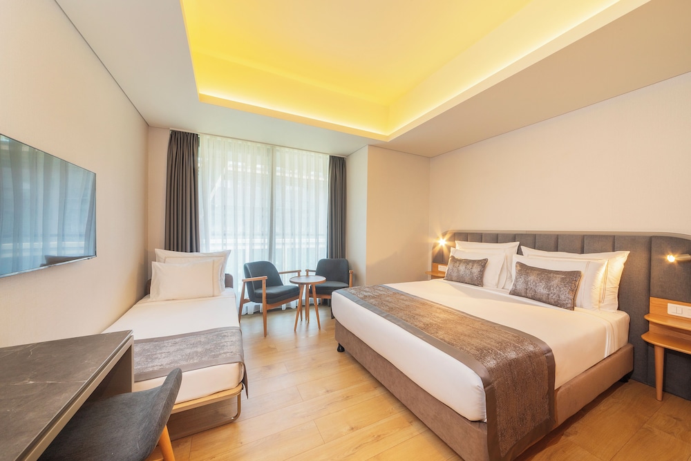Deluxe Triple Room, Balcony, City View photo 2