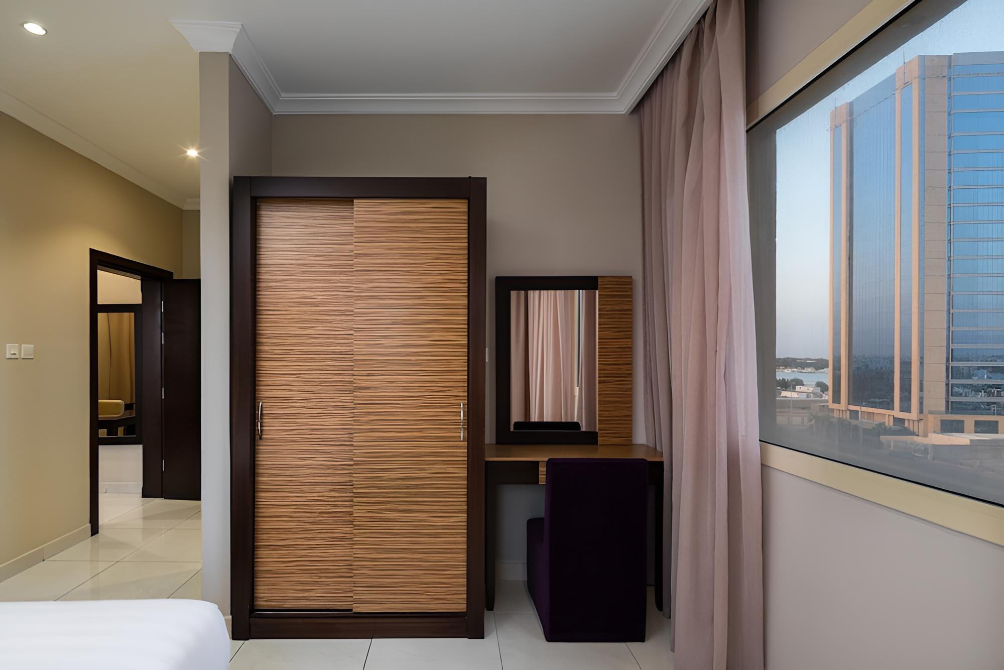 Suite, 2 Bedrooms - Photo 3