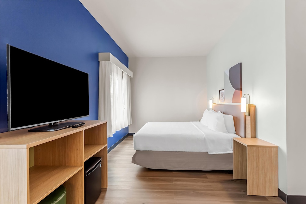 Room, 1 King Bed with Sofa bed, Accessible, Bathtub - Photo 3