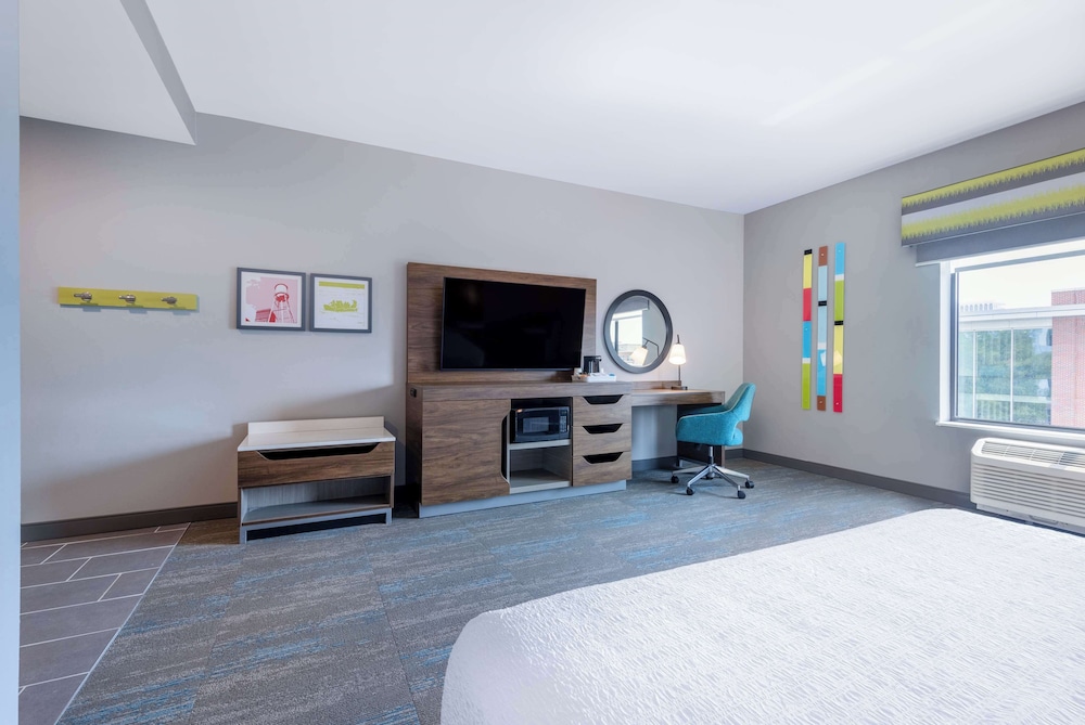 Standard Room, 1 King Bed, Refrigerator - Photo 4