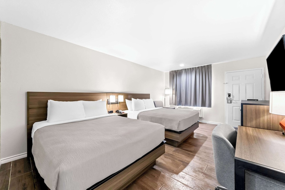 Standard Room, 2 Queen Beds, Smoking - Photo 1