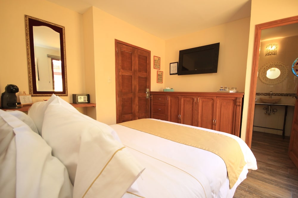 Standard Room, 1 Queen Bed photo 2