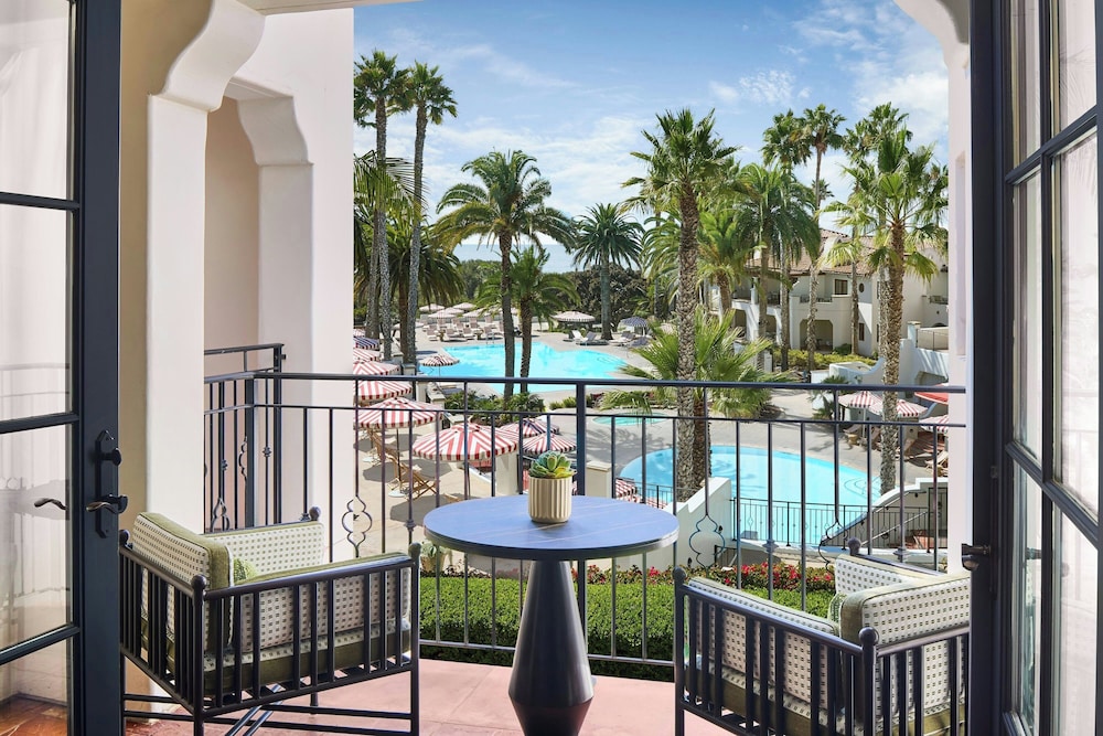 Room, 2 Queen Beds, Pool View photo 3