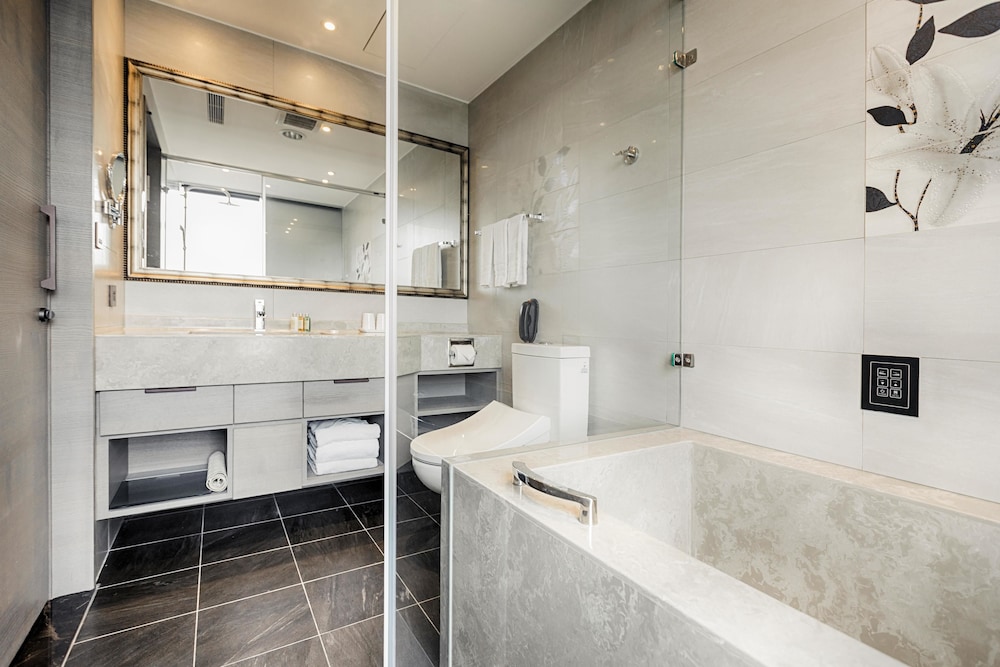 Deluxe Double Room, 1 King Bed, Bathtub photo 3