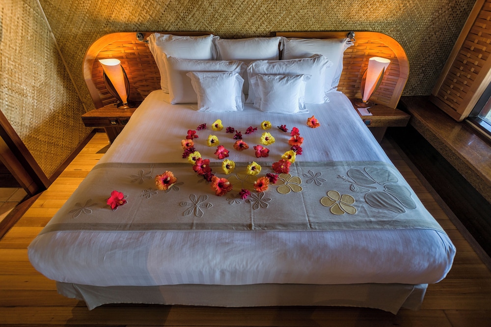 Bungalow, 1 King Bed, Beach View, Overwater