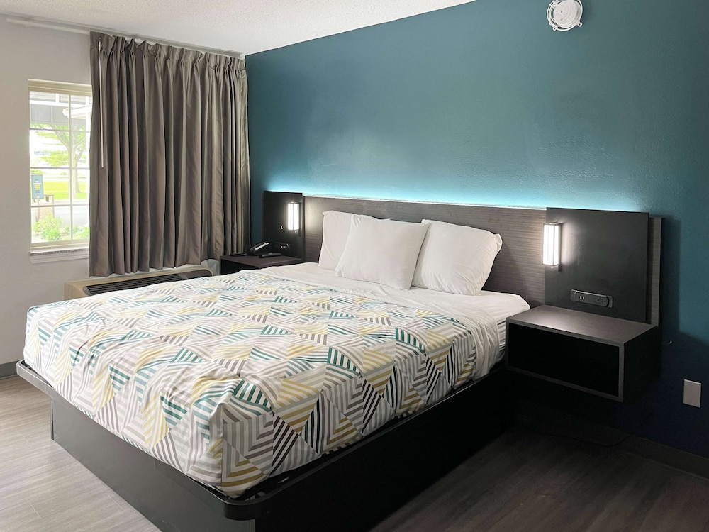 Standard Room, 1 King Bed, Accessible, Non Smoking - Photo 10