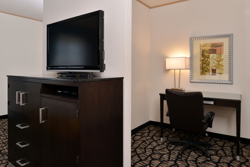Suite, 1 Bedroom (2 Queen, Sofa Bed) - Photo 4