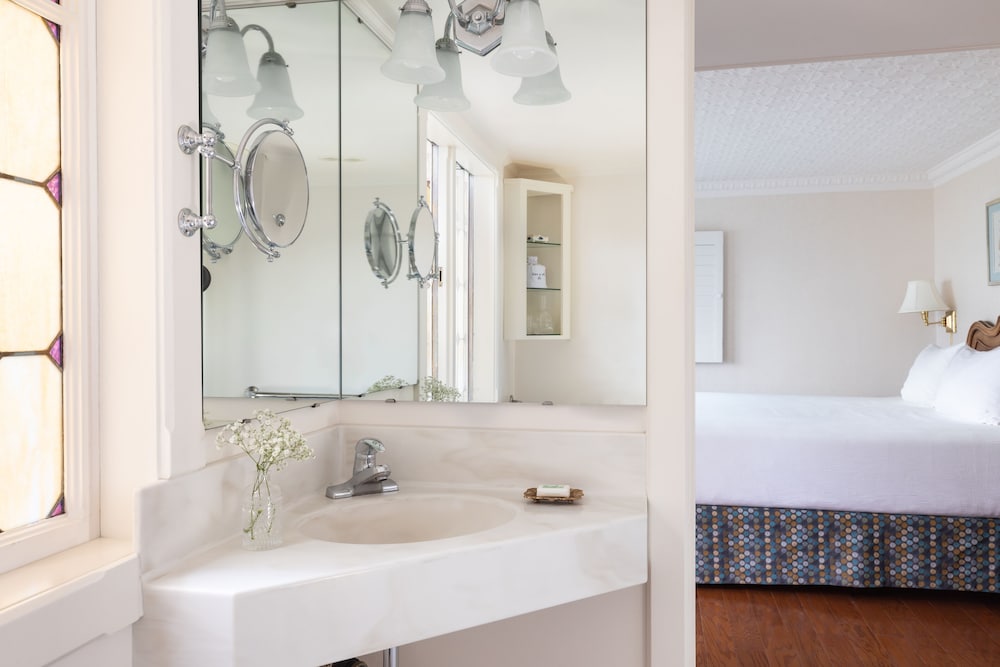 Premium Room, 1 King Bed, Partial Ocean View photo 2