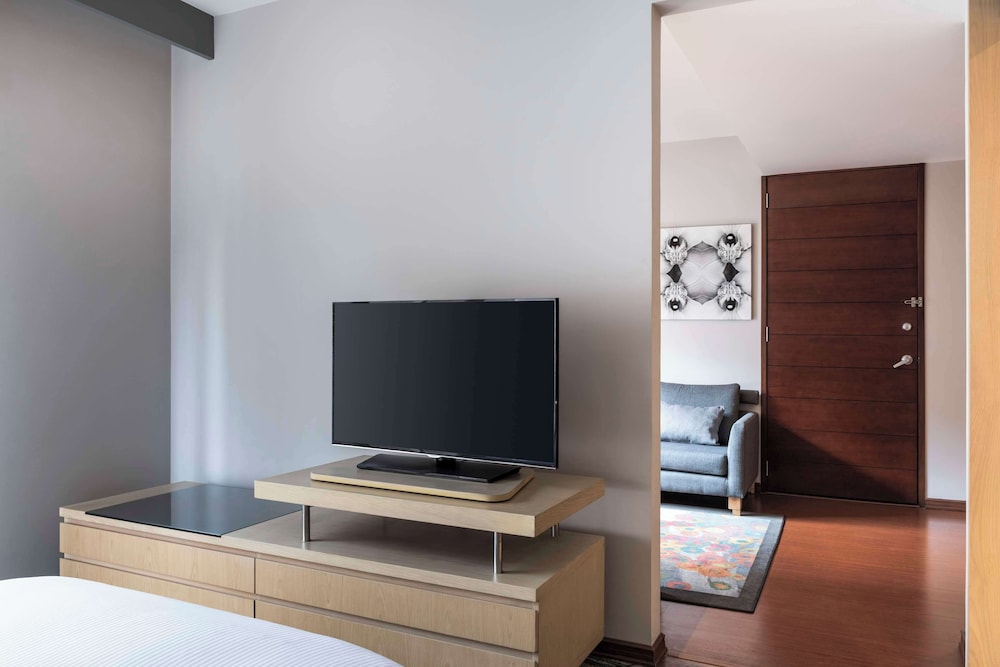 Junior Suite, 1 Queen Bed, Mobility Accessible