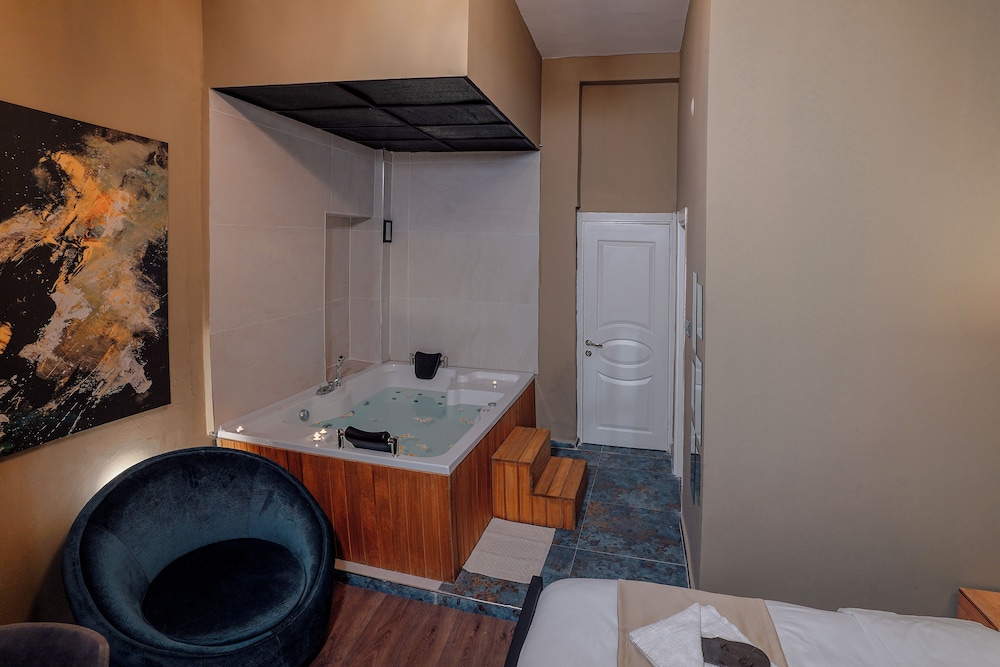 Deluxe Studio Suite, 1 Queen Bed photo 1