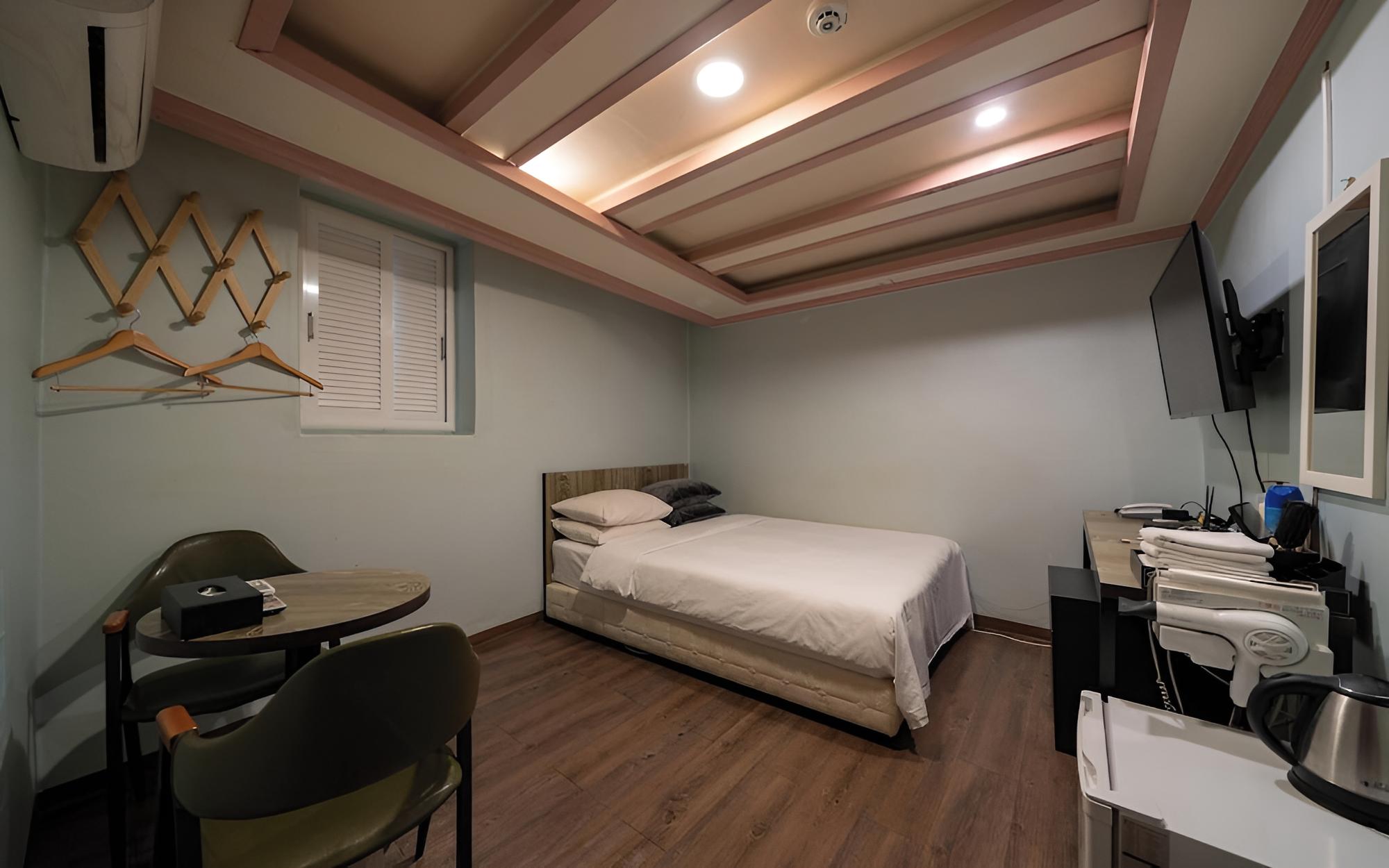 Room (Deluxe Room (65-inch TV/free Netflix ) - Photo 1