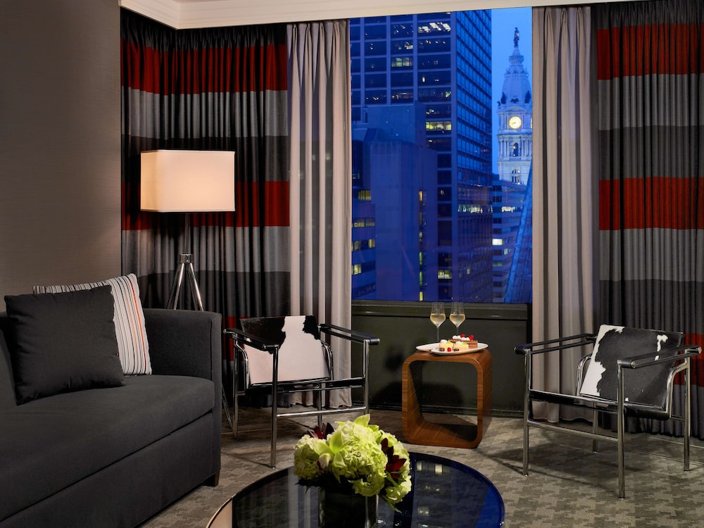 Suite, 1 King Bed, Corner (Sofa Bed) - Photo 2