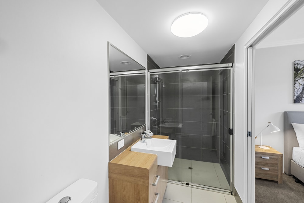 1 Bedroom Apartment on Broadwater photo 2