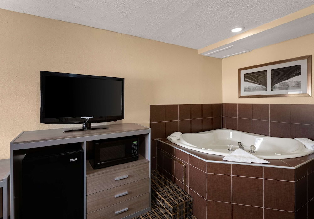 Suite, 2 Queen Beds, Non Smoking, Jetted Tub