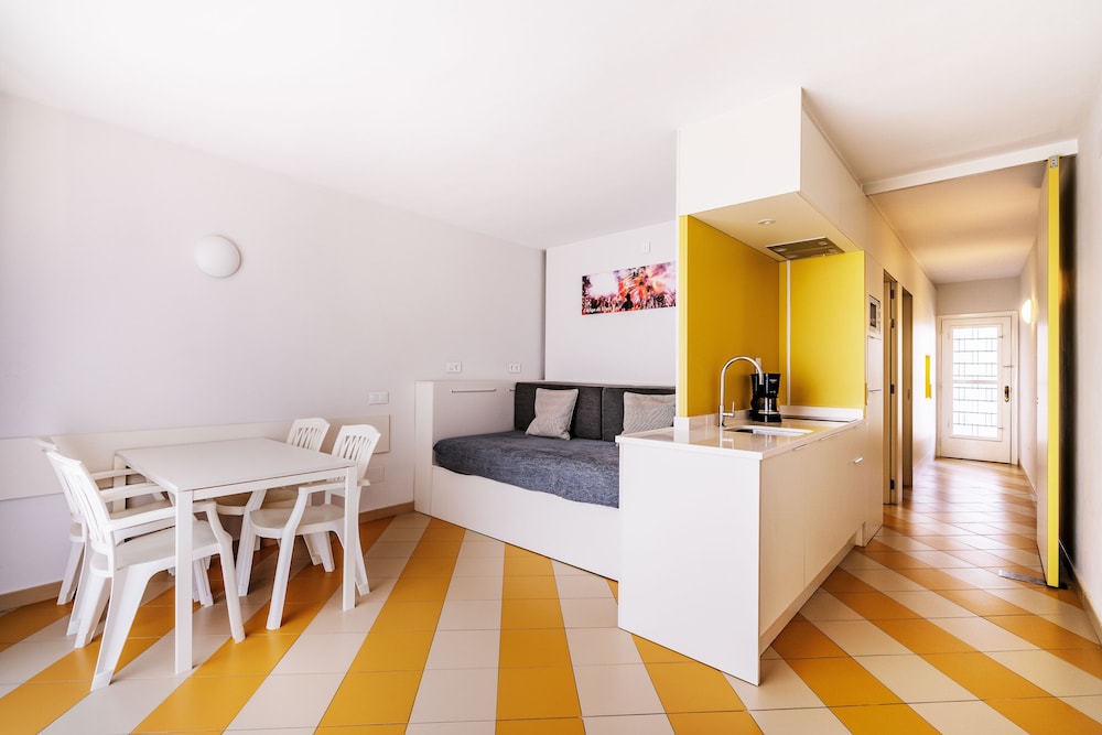 Family Apartment, Kitchenette, Pool View photo 3