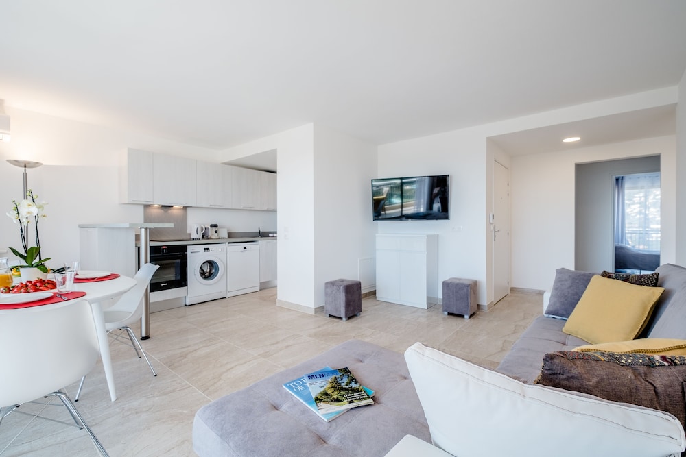 Apartment, 2 Bedrooms, Sea View photo 1