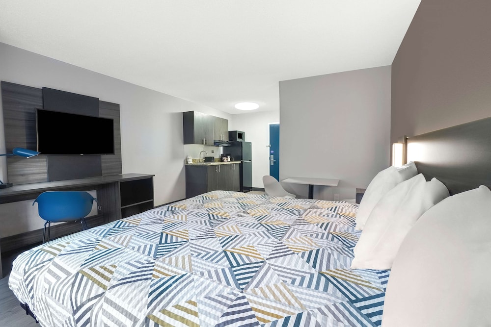 Standard Room, 1 King Bed, Non Smoking, Kitchenette - Photo 4
