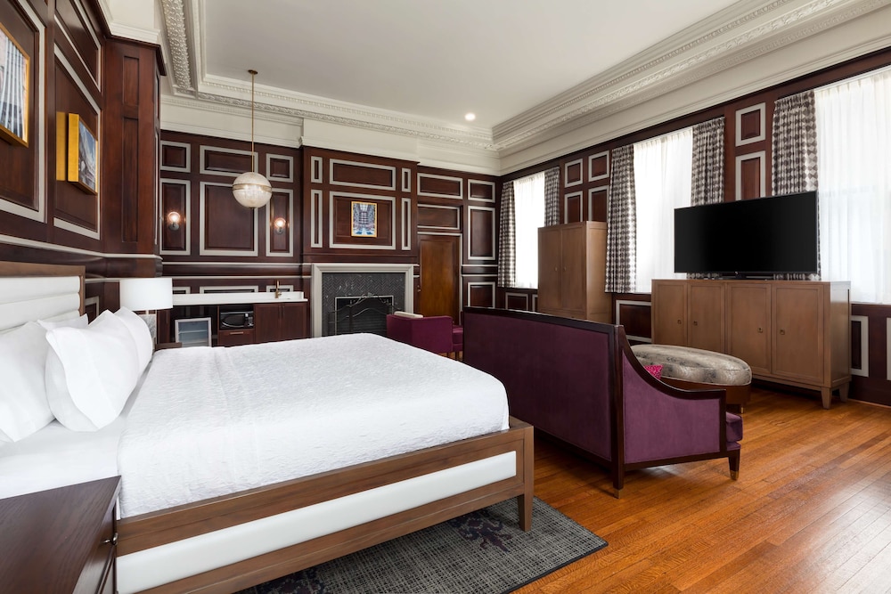Suite, 1 King Bed, Non Smoking - Photo 3