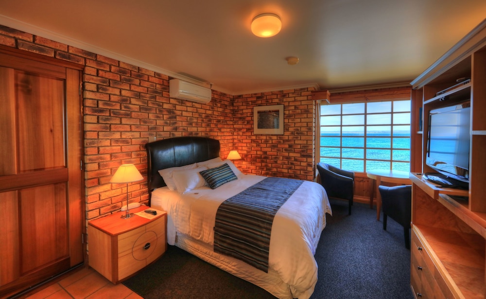 Stanley Village – Superior Suite, 1 Queen Bed, Sea View photo 2