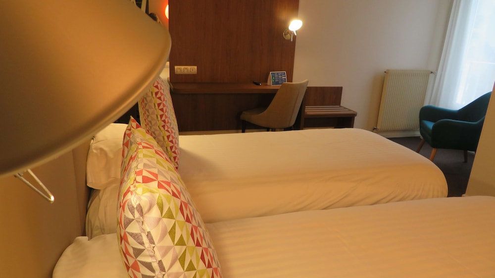Standard Room, 3 Twin Beds - Photo 1