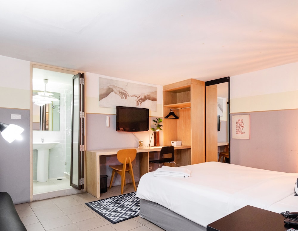 No.4 Starshine Studio : Queen bed + working table photo 1