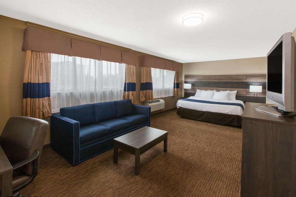 Suite, 1 King Bed, Non Smoking - Photo 2