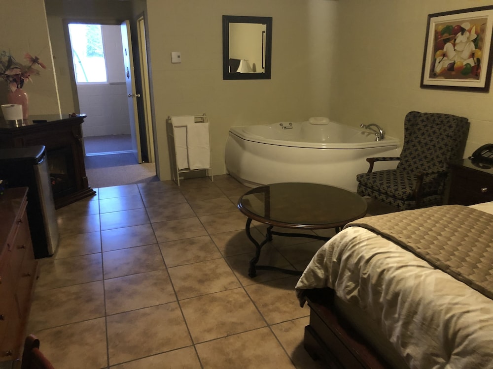 Deluxe Suite, 1 Queen Bed, Accessible, River View photo 2
