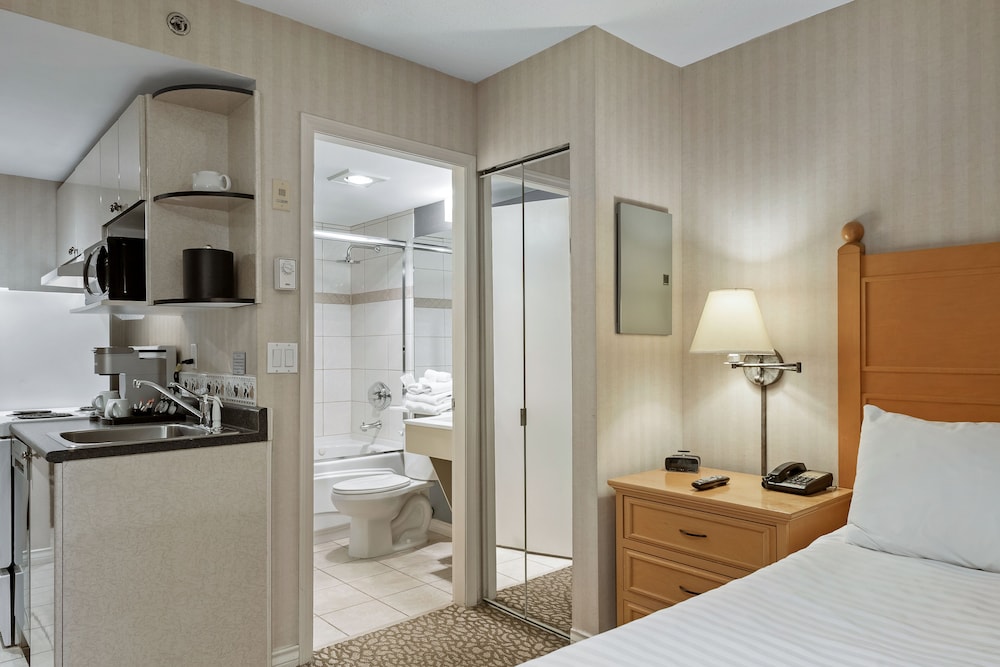 Standard Studio Suite, 1 Queen Bed, Kitchenette thumbnail 6